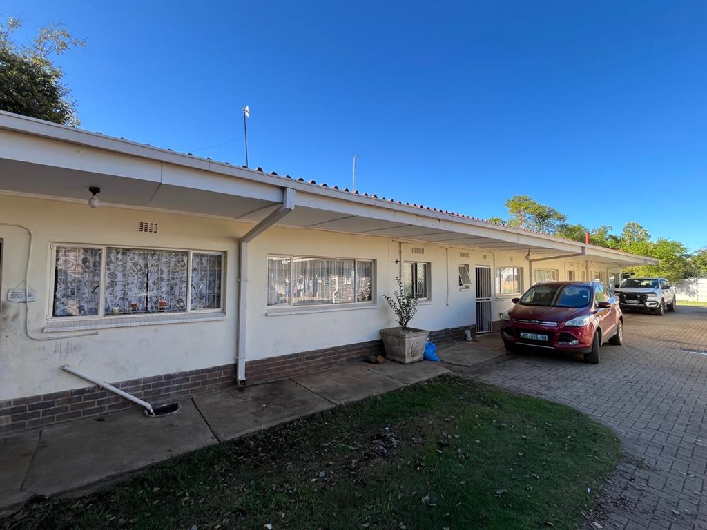 INVESTMENT OPPORTUNITY - PROPERTY WITH 6 LIVING UNITS, KLERKSDORP